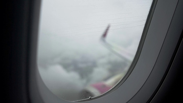 客机在低能见度多雨的天空飞行，发生事故的风险很高视频下载