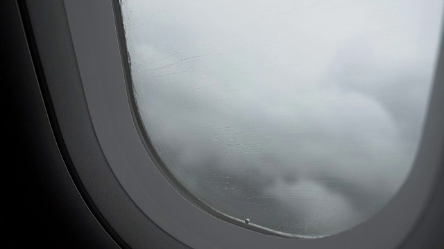 飞机进入乱流区，有暴风雨，雨打在窗户上，危险视频下载