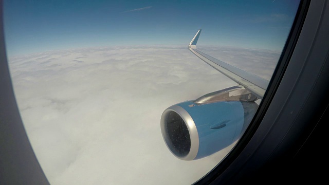 飞机在宁静的蓝天白云之上飞行，度假旅游视频下载