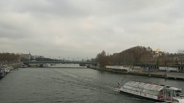 法国阴天，巴黎市内著名的塞纳河渡口交通全景4k视频下载