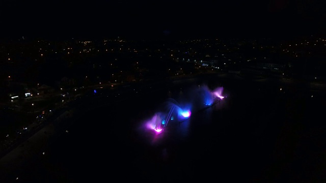 夜晚的彩灯喷泉视频素材