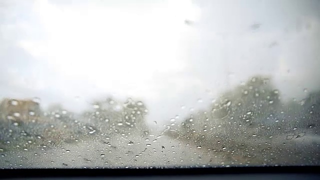 雨刷在暴风雨期间清理雨滴。视频下载