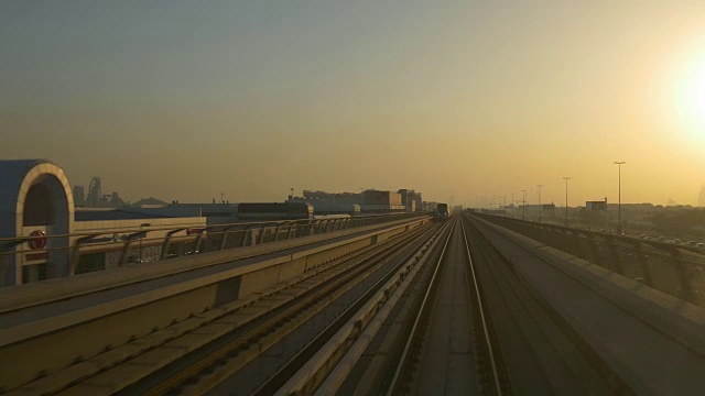 迪拜城市地铁乘坐日落天空前窗全景4k阿拉伯联合酋长国视频素材