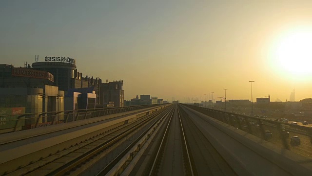迪拜城市地铁乘坐日落时间前窗全景4k阿拉伯联合酋长国视频素材
