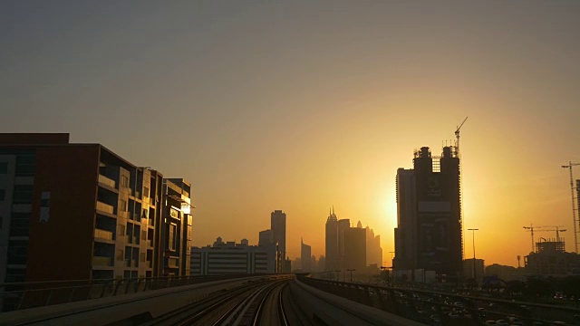 日落时间阳光迪拜城市地铁乘坐tecom前全景4k阿拉伯联合酋长国视频素材