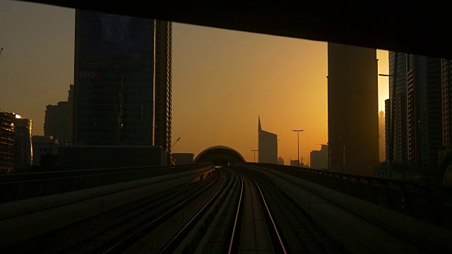 日落时间阳光迪拜码头地铁前全景4k阿拉伯联合酋长国视频素材