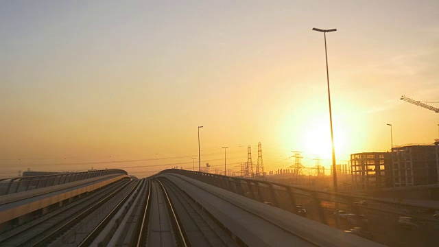 日落时间著名的迪拜地铁乘坐交通前全景4k阿拉伯联合酋长国视频素材