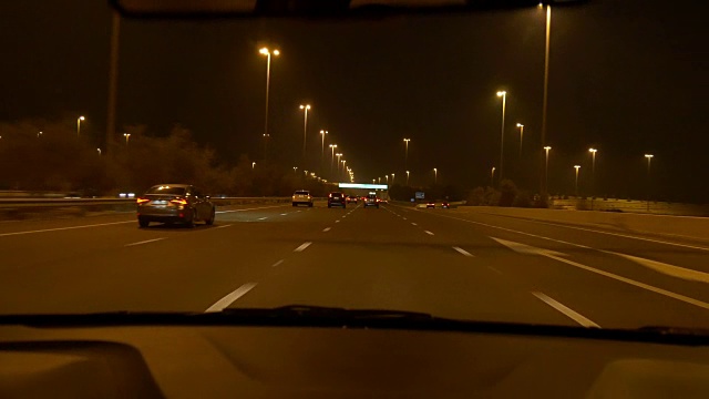 阿布扎比迪拜公路之旅之夜前照镜全景4k阿拉伯联合酋长国视频素材