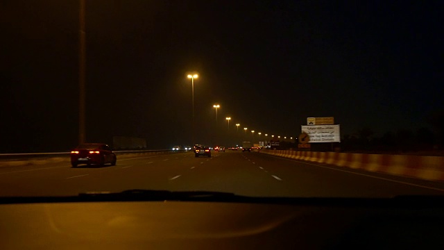 阿布扎比迪拜公路旅行之夜前面板全景4k阿拉伯联合酋长国视频素材