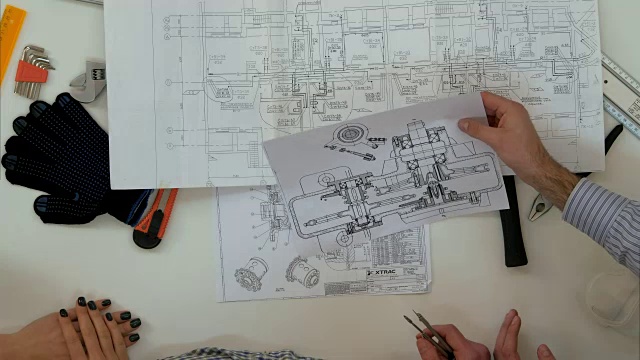 年轻的建筑师用分尺和尺子检查图纸尺寸视频素材