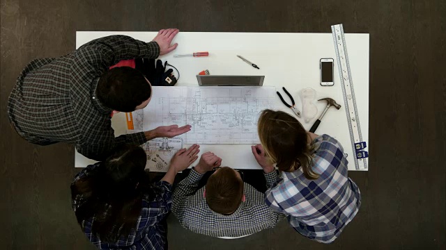 一群年轻的建筑师在画画视频素材