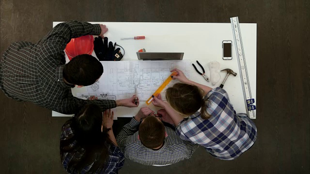 年轻的建筑师检查图纸尺寸与分割器视频素材