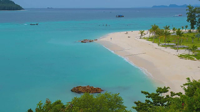 鸟瞰图美丽的日落海滩上的利比岛在萨顿，泰国。视频下载