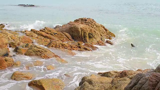 海浪拍打着岩石。视频下载