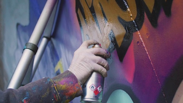 涂鸦艺术家画在墙上，外部，近距离视频下载