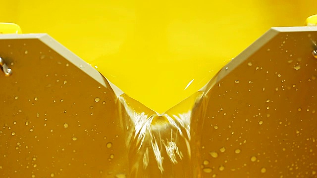 水从黄色水槽溢出的特写视频下载