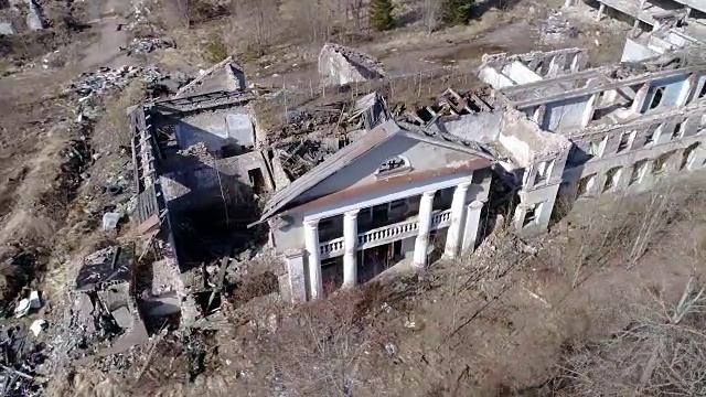 从空中拍摄的乌克兰被毁的大房子视频下载