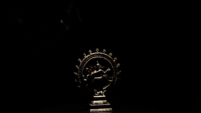 湿婆，佛教的神，在黑色的背景下随着烟雾旋转视频素材