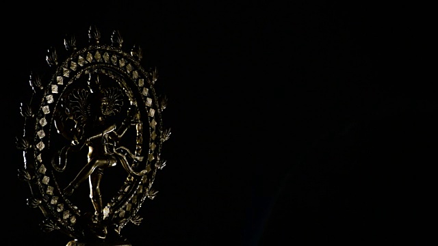 湿婆，佛教的神，在黑色的背景上旋转视频素材