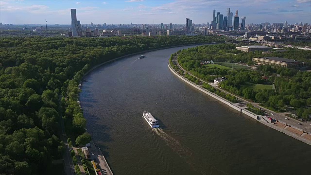 俄罗斯晴天莫斯科城市麻雀山城市景观河流航拍全景4k视频素材