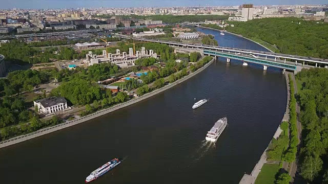 俄罗斯晴天莫斯科卢日尼基体育场麻雀山交通河流空中全景4k视频素材