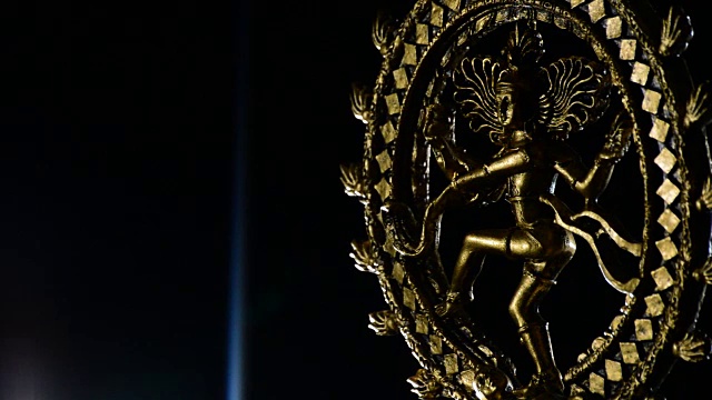 湿婆的形象，佛教的神，旋转与烟雾的背景视频素材