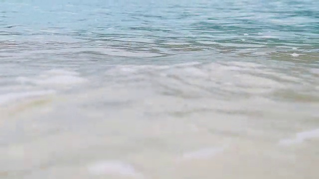 绿松石般的海水、海浪和沙滩视频下载
