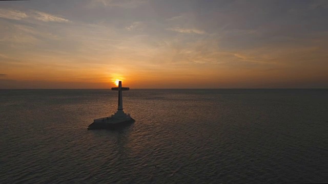 日落时在海上的天主教十字架视频下载