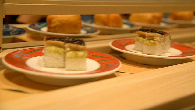 盘子里的寿司在寿司吧里四处移动视频素材
