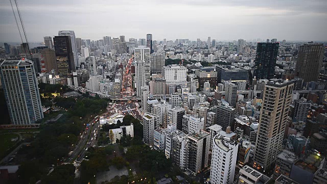 东京塔的鸟瞰图照亮了东京，日本视频素材