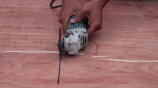木匠用圆锯锯木头视频素材