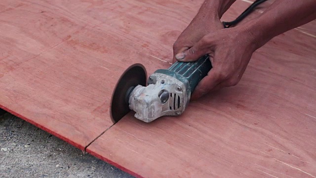 木匠用圆锯锯木头视频素材
