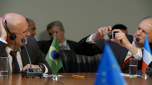 巴西代表请求法国代表在他发言时给他拍照视频素材