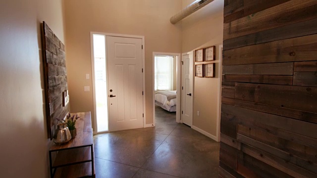 上升的家入口走廊与木墙视频素材