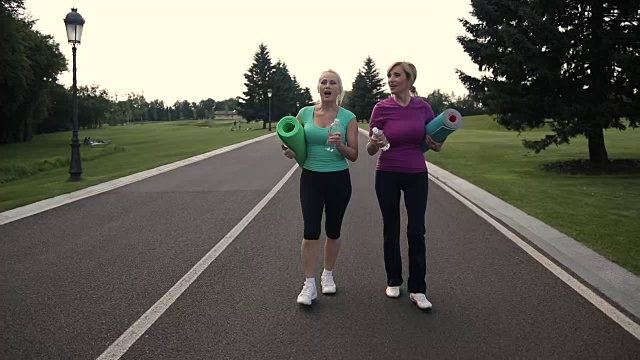 健身的成年妇女去公园运动视频素材