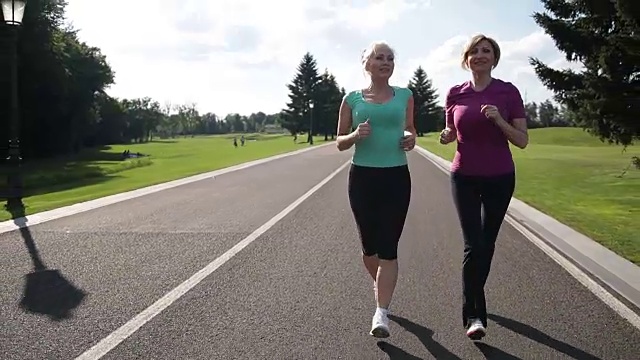 快乐的成年女性在公园慢跑视频素材
