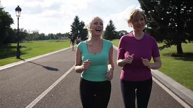 追求户外活动的成年女性慢跑者视频素材