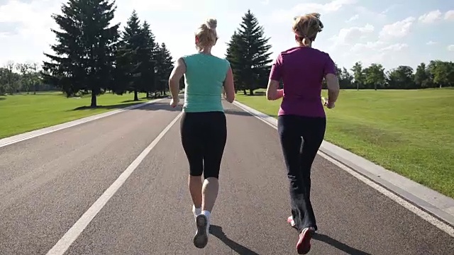 在公园里慢跑的女人的后视图视频素材