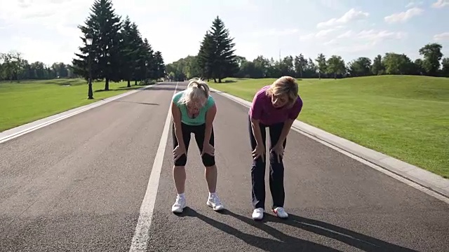 疲惫的女性跑步者在慢跑后休息视频素材