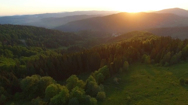 美丽的鸟瞰图的森林在山上日落视频下载