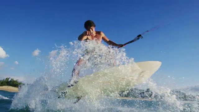 年轻人风筝冲浪慢动作视频素材