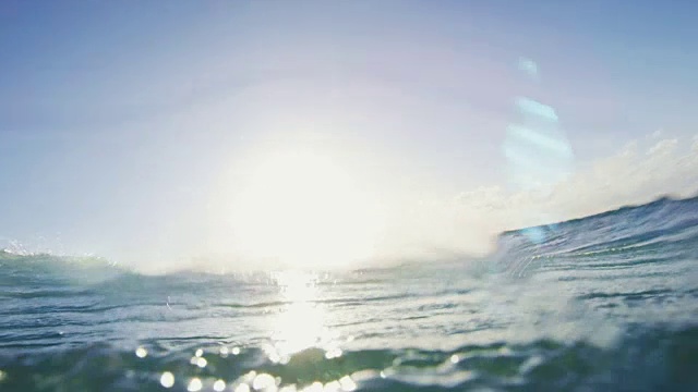 蓝色的海浪在日落的慢镜头视频素材