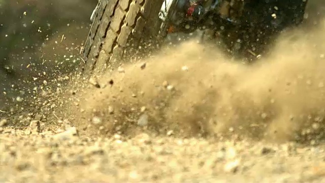 越野自行车在慢动作中投掷泥土和石块视频素材