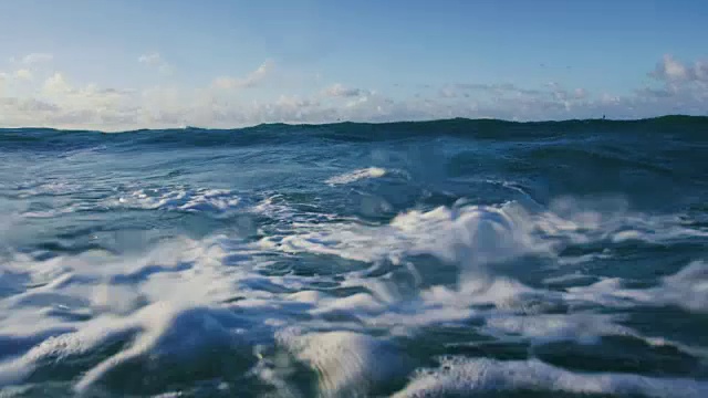 蓝色的海浪在日落的慢镜头视频素材
