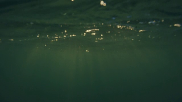 水下表面的光线。视频素材