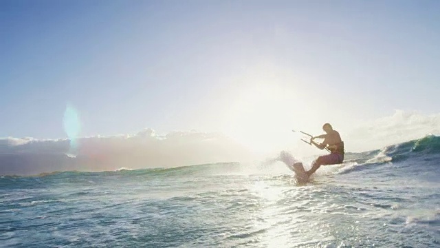 年轻人在空中风筝冲浪。极速风筝滑板。视频素材