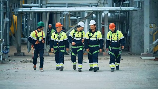 工人和工程师在工业工厂里行走视频下载
