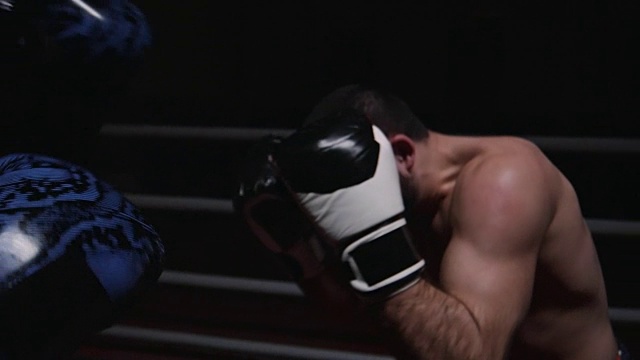 综合格斗选手在拳击场上训练视频素材