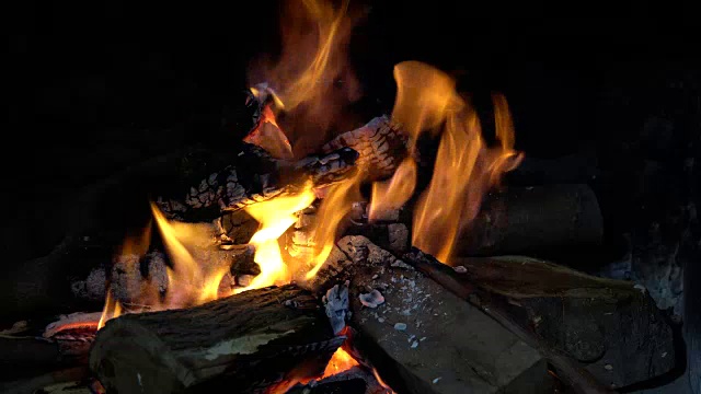 寒冷冬日里壁炉里的火视频素材