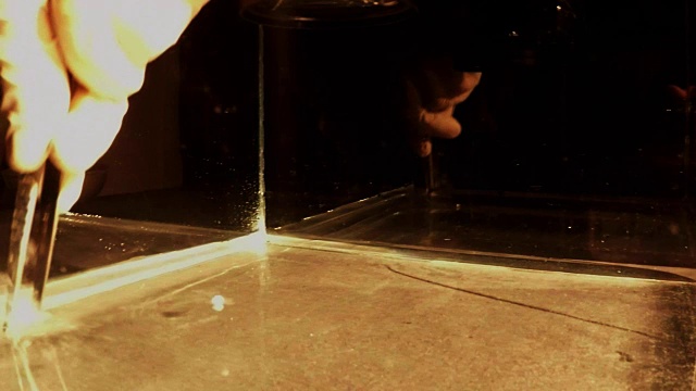 钠球浸入玻璃容器中的液体中视频下载